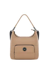 Cartera tipo hobo de cuero sintético en color beige, con un bolsillo frontal con cierre y parche circular con el logotipo de la marca "TRDY". Presenta un asa corta superior y detalles en herrajes negros.