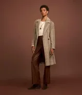 Pantalón recto de cuero sintético color marrón, con bolsillos cargo laterales y cierre frontal con botón y cremallera.