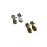 Par de aros colgantes con forma geométrica, con pieza superior cuadrada y pieza inferior en forma de lágrima. Disponibles en color dorado y plateado.