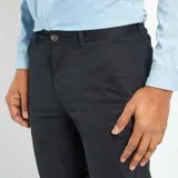Pantalón chino negro de corte slim.