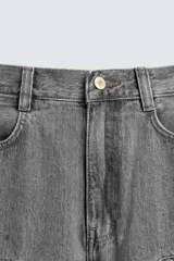 Bermuda de corte relajado en denim de algodón color beige, estilo cargo, con cinco bolsillos y bolsillos plastrón con solapa en las perneras.