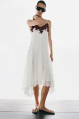 Vestido midi blanco de la ZW Collection con escote en V, tirantes finos, bajo asimétrico y detalle de aplicación de encaje a contraste en el escote.