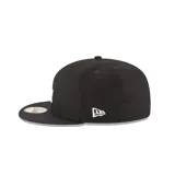 Gorra New Era 59FIFTY cerrada, color negro con logo de los Dodgers de Los Ángeles bordado en blanco.