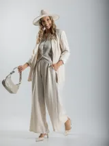 Pantalón italiano tipo wide leg, color verde militar, confeccionado en tela liviana y fresca. Incluye bolsillos laterales, elástico en la cintura y cinto de yute elastizado.