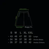 Bermuda estilo baggy de algodón color gris melange, con cintura elástica y cordón de ajuste de color crudo. Presenta un gran logo bordado en blanco en la pierna derecha.