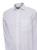 Camisa de manga larga RKF modelo Easy Life, de color blanco con patrón de cuadros sutiles en tonos azulados. Cuenta con cuello italiano, cierre frontal de botones, bolsillo en el pecho con el logo bordado de la marca y calce regular.