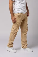Pantalón cargo gris de gabardina con bolsillos laterales con fuelle y solapa, corte recto y tiro medio.