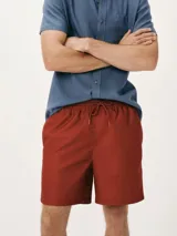 Short de baño rojo con cintura elástica y bolsillos laterales.