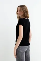 Sweater negro de punto fino, con mangas cortas y escote en V.