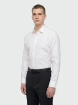Camisa de vestir blanca de corte regular fit confeccionada en algodón italiano, con cuello clásico y manga larga.