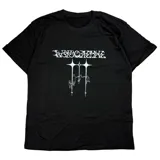 Remera negra de algodón con cuello redondo y estampado frontal en blanco. El estampado presenta un texto estilizado en la parte superior y tres figuras humanas escalando estrellas o cruces estilizadas en la parte inferior.