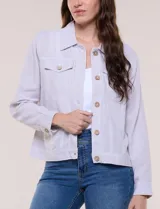 Camperita de lino liviana, marca Dash, con estampado botánico de hojas en tonos azules, verdes y tostados sobre base blanca. Presenta cierre frontal con botones, cuello clásico y bolsillos aplicados en el pecho.