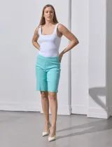 Bermuda color beige de gabardina elastizada, marca Zac & Rachel. Pretina ancha elastizada.