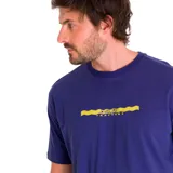 Remera azul con estampado amarillo con el logo de la marca Caterpillar.