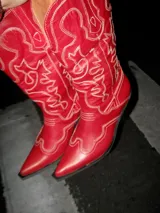 Bota texana de caña alta color rojo con bordado artesanal y taco de 5cm.