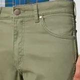 Pantalón de gabardina verde oliva, marca Wrangler, modelo Larston, corte slim tapered y cinco bolsillos.