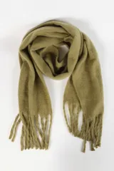 Bufanda larga color beige con flecos en los extremos.