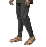 Sandalias Birkenstock modelo Gizeh color marrón topo, con tira delantera ajustable con hebilla metálica color cobre.