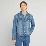 Chaqueta vaquera celeste de corte clásico con cuello camisero, cierre frontal con botones metálicos, bolsillos con solapa abotonada en el pecho y bolsillos laterales.