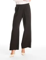 Pantalon de corte wide leg en color gris, con cintura elastizada y franjas laterales en contraste. Presenta un diseño de pierna recta y holgada.