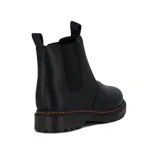 Botines de cuero sintético negros con elástico en los laterales y suela baja con costuras naranjas.