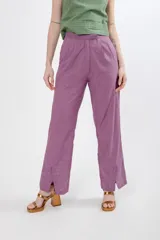 Pantalón de vestir color lila, de corte recto y tiro alto, con bolsillos laterales.