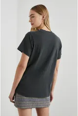 Remera negra de algodón con cuello redondo y mangas cortas. Estampado frontal con la leyenda "Rails Paris" y un dibujo de la ciudad de París.