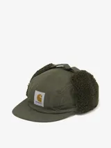 Gorra estilo camper con cubreorejas integrados, confeccionada en nylon resistente con forro interior de sherpa. Presenta parche con logo de la marca en el panel frontal.