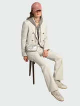 Cartera bandolera Golden Goose modelo Star Bag Mini, color plateado, confeccionada en cuero con textura arrugada y aplique de estrella en el frente.