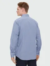 Camisa celeste con estampado de monogramas, corte slim fit y mangas largas.