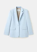 Blazer celeste de corte recto, con cuello de solapa con muesca, manga larga, bolsillos laterales con solapa y cierre frontal de un botón.