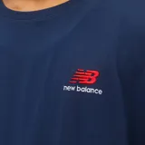 Remera azul marino de algodón con logo de New Balance bordado en rojo en el pecho.