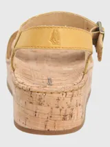 Sandalia Hush Puppies modelo Zug, color amarillo, con plataforma de corcho y ajuste mediante hebilla metálica. Confeccionada en cuero con suela de goma.