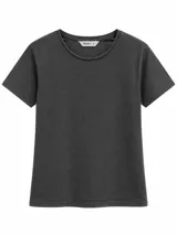 Remera básica de manga corta y cuello redondo, de corte recto y color gris melange oscuro con efecto lavado.