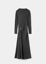 Vestido largo de punto color gris oscuro, con cuello perkins y manga larga. Presenta un diseño entallado con detalle fruncido en la cintura y una anilla metálica decorativa.