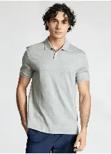 Polo gris de tejido interlock con cuello clásico y tapeta de botones. Logo Sticker Pete bordado en el pecho.