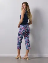 Pantalón capri de gabardina elastizada estampada, marca Zac & Rachel, con pretina ancha elastizada.