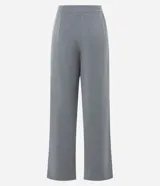 Pantalón de vestir gris de corte recto, con bolsillos laterales y traseros. Se ajusta a la cintura con cierre asimétrico de botones.