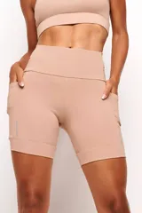 Short tipo biker de tiro alto, diseñado para running y entrenamiento. Confeccionado en tejido técnico de alta performance con bolsillos laterales funcionales y bolsillo interno en la cintura. Presenta detalles reflectivos y costuras estratégicas para mayor libertad de movimiento.