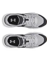 Championes Under Armour Forge 96 Reissue, inspirados en el diseño de 1996, combinan malla y cuero nobuk en color gris con detalles en negro, entresuela blanca y suela de goma marrón.