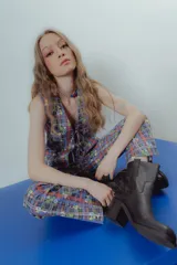 Pantalón de gabardina elastizada con estampado a cuadros y flores, corte recto y tiro alto.