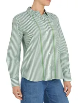 Camisa de corte amplio, a rayas verticales verdes y blancas, con cuello inglés, cierre frontal con botones y logo de Tommy Hilfiger bordado en el puño.