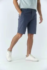 Bermuda tipo chino de gabardina texturizada, con diseño de cinco bolsillos, cierre de cremallera y botón frontal.