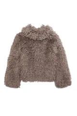 Campera corta de pelo sintético con textura rizada y voluminosa, de corte holgado y diseño envolvente.