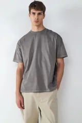 Camiseta de manga corta con corte relaxed y efecto lavado, confeccionada en algodón. Presenta cuello redondo y un acabado desgastado que aporta un estilo vintage.