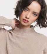 Buzo suéter de chenille color azul marino, con cuello alto y rib en puños, cuello y bajo.