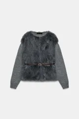 Chaqueta de punto gris con frente de piel sintética, cuello redondo, manga larga y cinturón fino efecto piel incorporado en la cintura. Cuenta con cierre frontal mediante ganchos metálicos y forro interior.