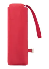 Paraguas mini plegable de color rojo, con tira de sujeción para la muñeca y detalle de placa metálica grabada con el logo de la marca.