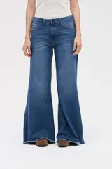 Jean de tiro medio con corte acampanado y botamanga con terminación desflecada, en color azul lavado.