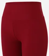 Bermuda deportiva Get Over de microfibra acanalada color bordó, de talle alto con pretina ancha y diseño ajustado.